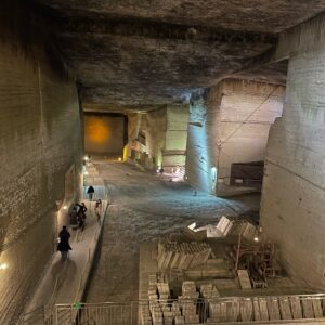 大谷資料館の地下の大空間にて