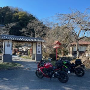 柏倉温泉・太子館の門前にてwith CBR650R & ninja650