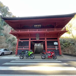 太平山神社 随神門にてwith CBR650R & ninja650