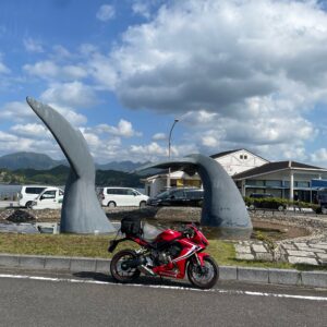 「（くじらの）しっぽのモニュメント」にてwith CBR650R