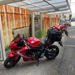 紀伊勝浦の温泉宿「万清楼」さんの屋根付き駐輪場にてwith CBR650R