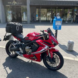 道の駅たいじで出会ったイルカが顔を出した青いポストにてwith CBR650R