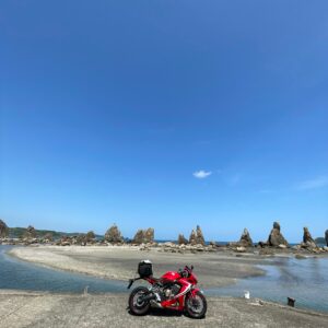 和歌山の奇岩スポット「橋杭岩」にてwith CBR650R