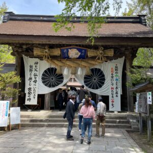 熊野本宮大社の神門にて