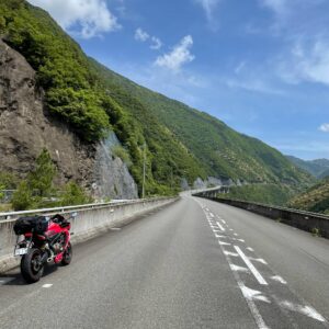 R168のダイナミックな山道風景with CBR650R