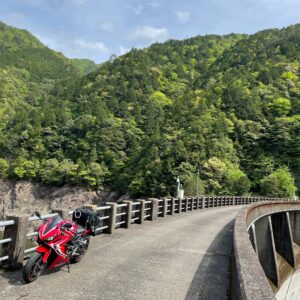 林道サンギリ線の南の入口、坂本ダム上を走るCBR650R