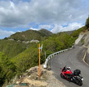 林道橡谷西ノ谷線の名もなき展望台から林道の先を眺めるwith CBR650R