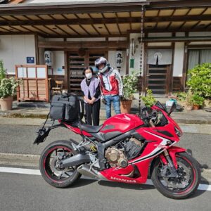 丸井旅館の女将と記念撮影