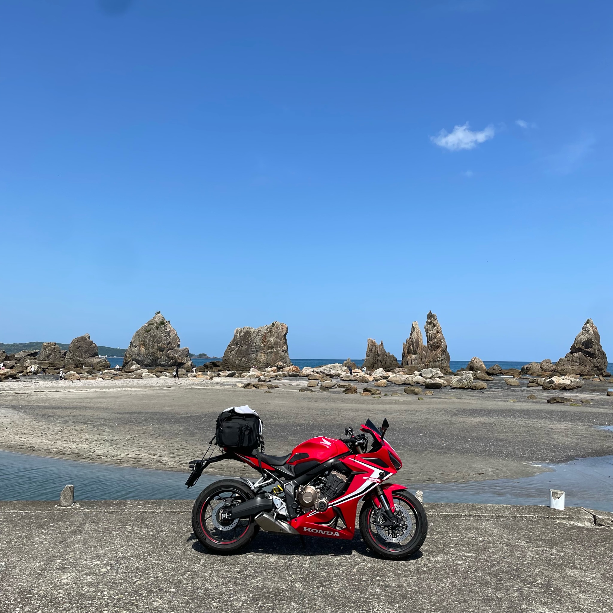 和歌山の奇岩スポット「橋杭岩」にてwith CBR650R