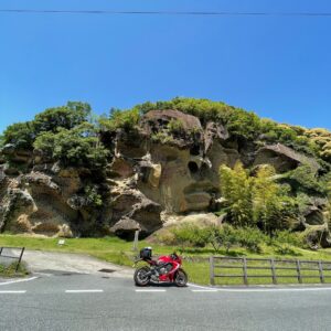 和歌山の奇岩スポット「虫喰岩」にてwith CBR650R