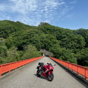 草木湖に架かる草木橋にてwith CBR650R