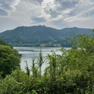 草木湖を望む広場にて