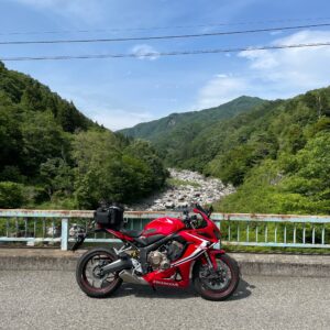 わたらせ渓谷鉄道・沢入駅付近の渡良瀬川を渡る橋にてwith CBR650R