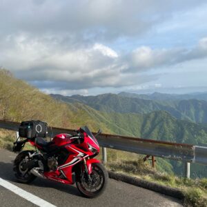 大台ヶ原ドライブウェイの視界が抜けたポイントにてwith CBR650R②