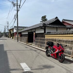 伊賀上野の寺町通りにてwith CBR650R