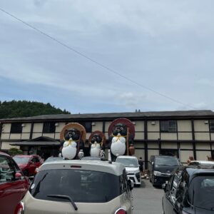 滋賀県甲賀市信楽町の狸たちとwith CBR650R@信楽陶苑たぬき村