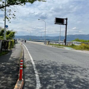 琵琶湖大橋を渡る