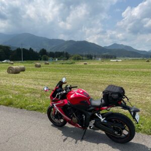那須高原の牧草地にてwith CBR650R