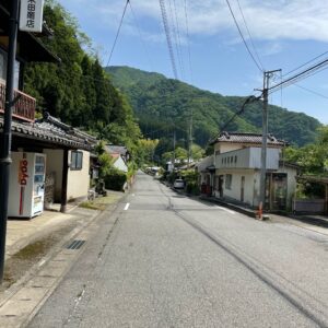 栃木r343沿いのわたらせ鉄道・沢入駅付近を走る