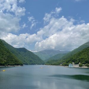 新緑の深山湖の風景