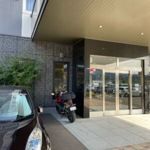 ホテルルートイン武生インターの車寄せの軒下に停めさせてもらったCBR650R