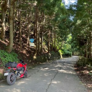 R476のうねうね山道を下るwith CBR650R