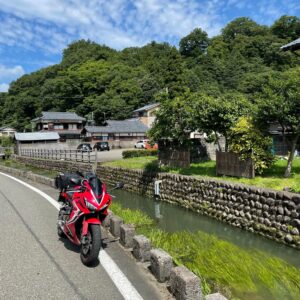 越前大野の街中を流れる水路にてwith CBR650R