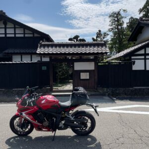 越前・大野市の武家屋敷旧内山家の門前にてwith CBR650R