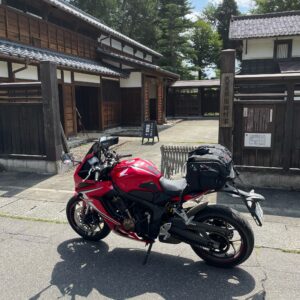 越前・大野市の武家屋敷旧田村家の門前にてwith CBR650R