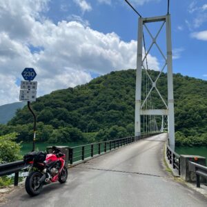 九頭竜川にかかる箱ケ瀬橋にてwith CBR650R