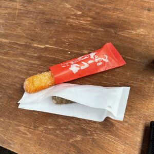 「道の駅 和良」でカレーパンとソーセージを頬張る