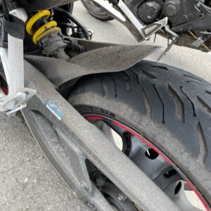 越前ツーリングでいい感じで汚れているCBR650R