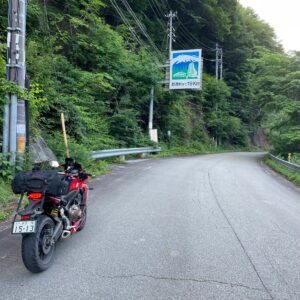 野麦街道を西から東へ走るCBR650R