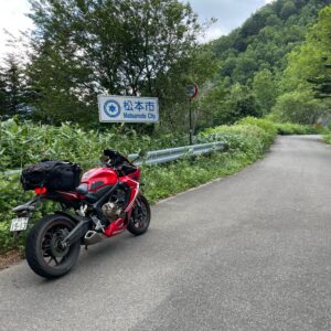 野麦峠の松本市の看板にてwith CBR650R