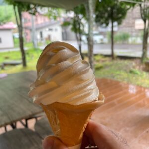 雨が止むのを待ちながらソフトクリームを食べる@道の駅 尾瀬檜枝岐