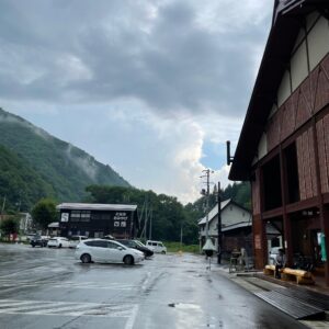 「道の駅 尾瀬檜枝岐」で雨宿りから顔を見せてくれた青空