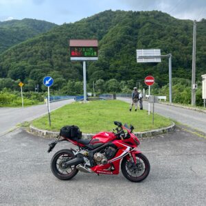 奥只見湖の西端にある「奥只見シルバーライン」の出入口にてwith CBR650R