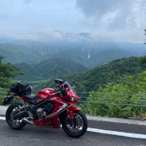 樹海ライン／R352の枝折峠に向かう1.5車線を走るwith CBR650R 
