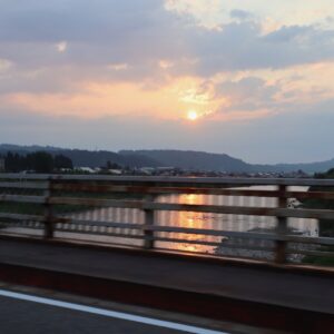 魚野川にかかる夕陽を眺める