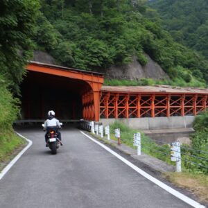 樹海ライン／R352で豪快に続くスノーシェッドを走るchizuo