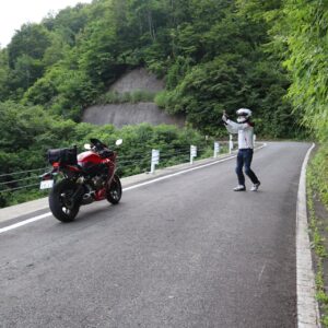 樹海ライン／R352の枝折峠に向かう途中で越後駒ヶ岳を撮影する僕を撮るNさん