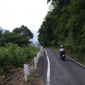 樹海ライン／R352の枝折峠に向かう1.5車線を走るchizuo