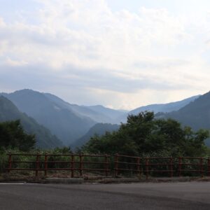 延々とうねうねが続く樹海ライン／r352の奥只見湖沿いの断崖ルートを走る