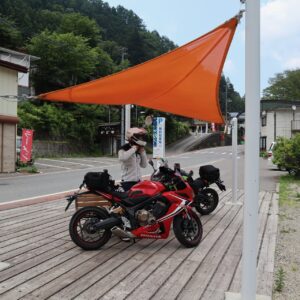 雨に当たり避難中のchizuo with CBR650R