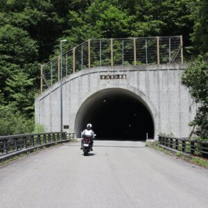 唐沢トンネルを抜ける