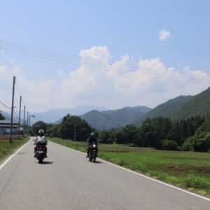 福島県道350でバイカーとすれ違う