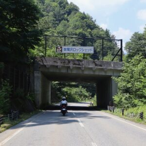 R352のロックシェッドを走る