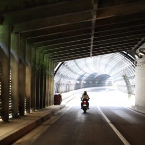 R352のスノーシェッドを走る