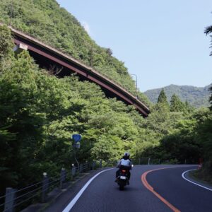 R400の豪快ワインディングエリアを走る