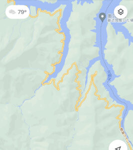 延々とうねうねが続く樹海ライン／r352の奥只見湖沿いを走る